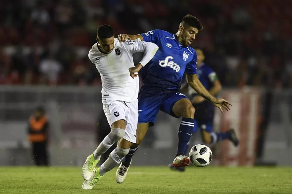 A LA CARRERA. Díaz intenta desprenderse de la marca de Figal. El delantero de Atlético no aprovechó sus chances de gol.  	foto de Ignacio Izaguirre - especial para la gaceta 