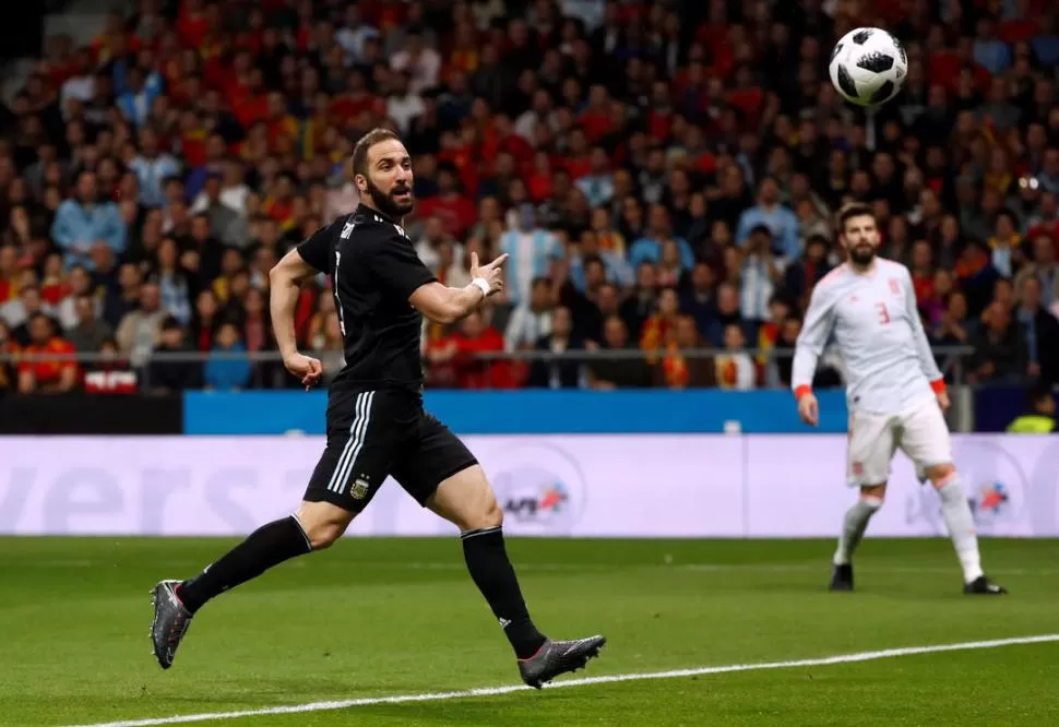  DE PUNTO. Tras el 6-1 de España, Higuaín fue muy criticado. ¿Y el resto? REUTERS 