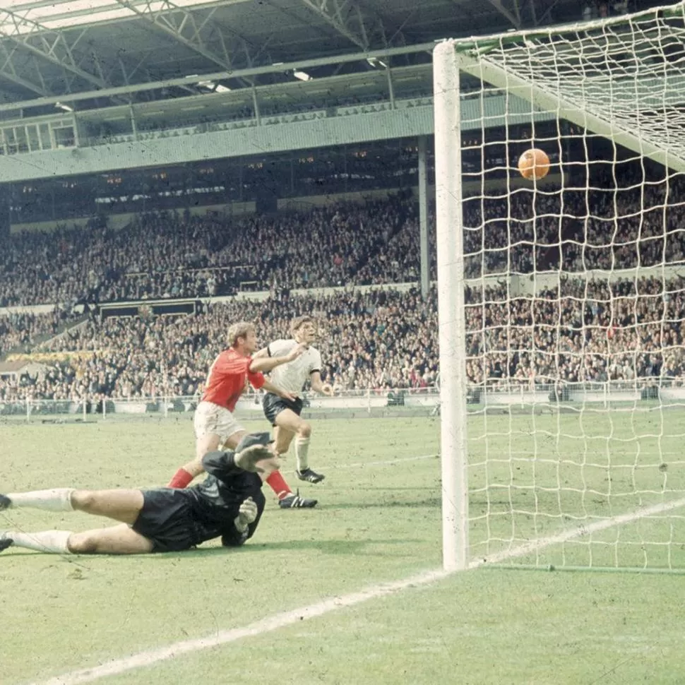 POLÉMICAS Y FESTEJOS. Los ingleses marcaron un gol “fantasma” en la final, a través de Hurst, para vencer a los alemanes. En cuartos, habían eliminado Argentina ayudados por un juez parcial.  