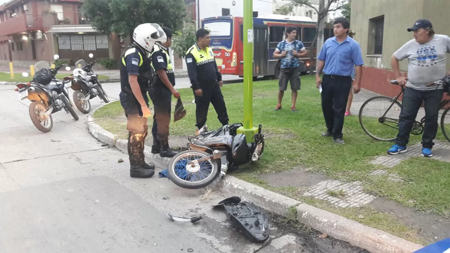 INSEGURIDAD. La policía trabaja en el lugar del hecho .FOTO ENVIADA A LA GACETA.