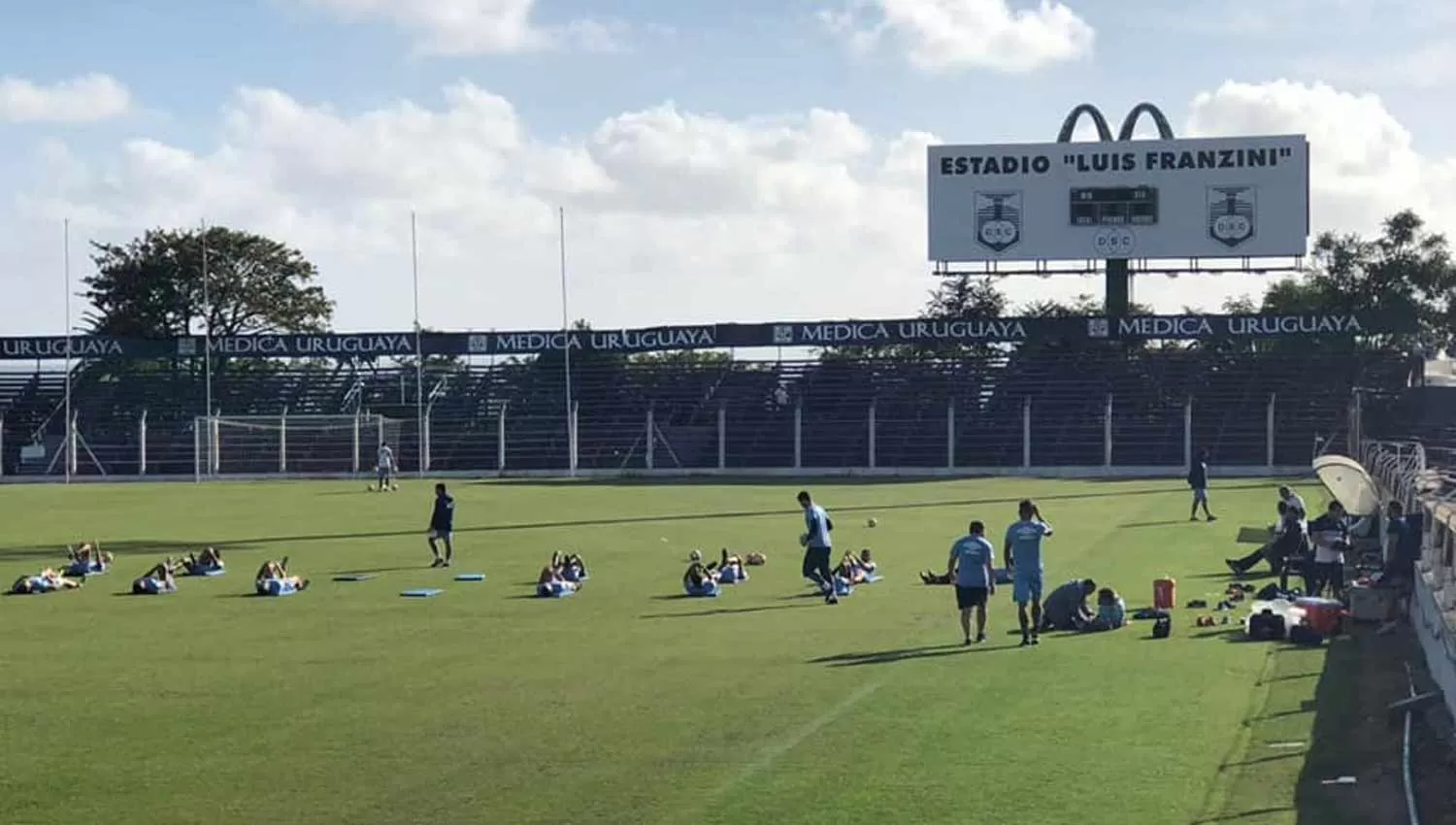 ÚLTIMOS TRABAJOS. Atlético entrena en la cancha de Defensor Sporting. (FOTO DE NICOLÁS IRIARTE / LA GACETA)