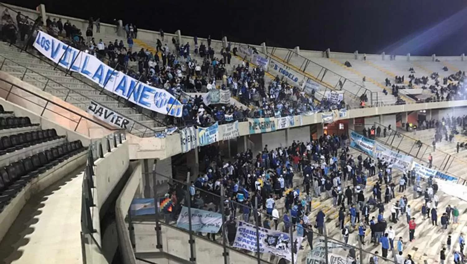 EN URUGUAY. La última vez, los hinchas de Atlético se hicieron sentir en el estadio de Peñarol. (ARCHIVO)