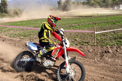 Ayuso dominó el suelo hostil