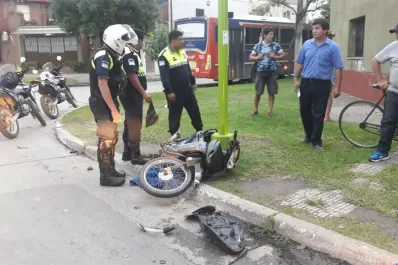 Robó una verdulería, escapó y chocó contra un colectivo