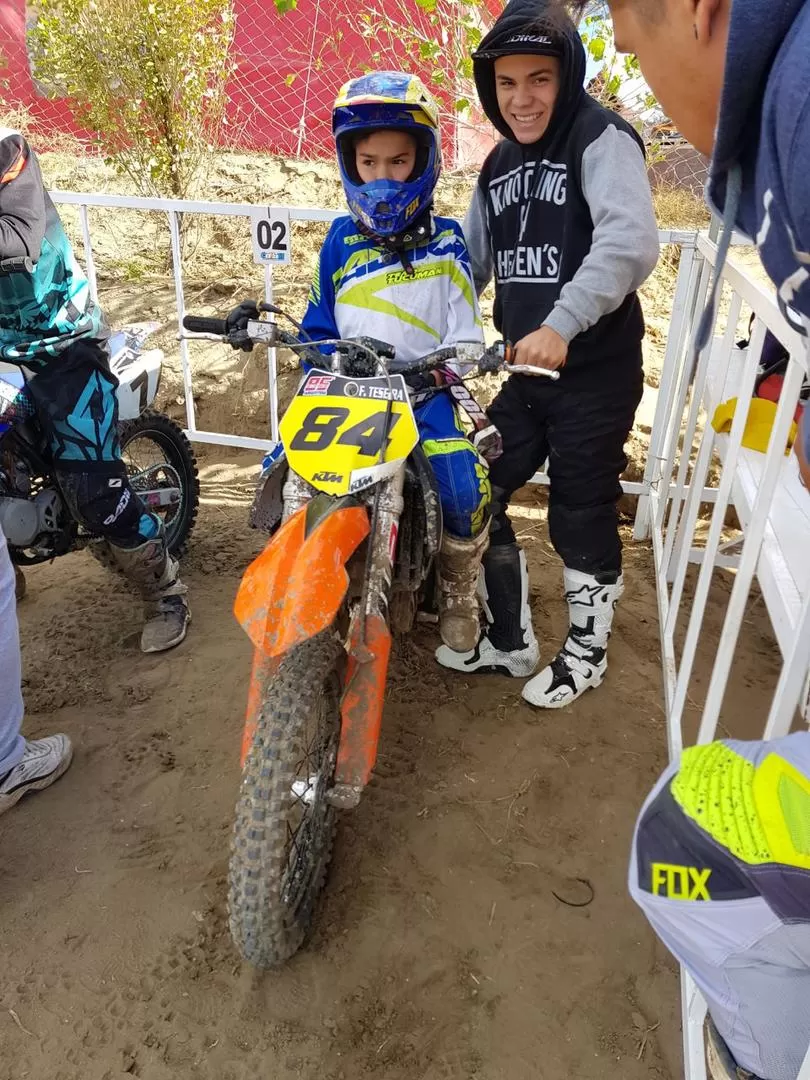 EL MOTOCROSS LOS UNE. Teseira aguarda la salida; a su lado, Lautaro Toro. gentileza de Carlos Teseira