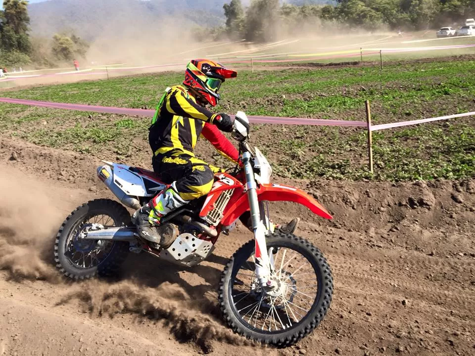 Ayuso dominó el suelo hostil