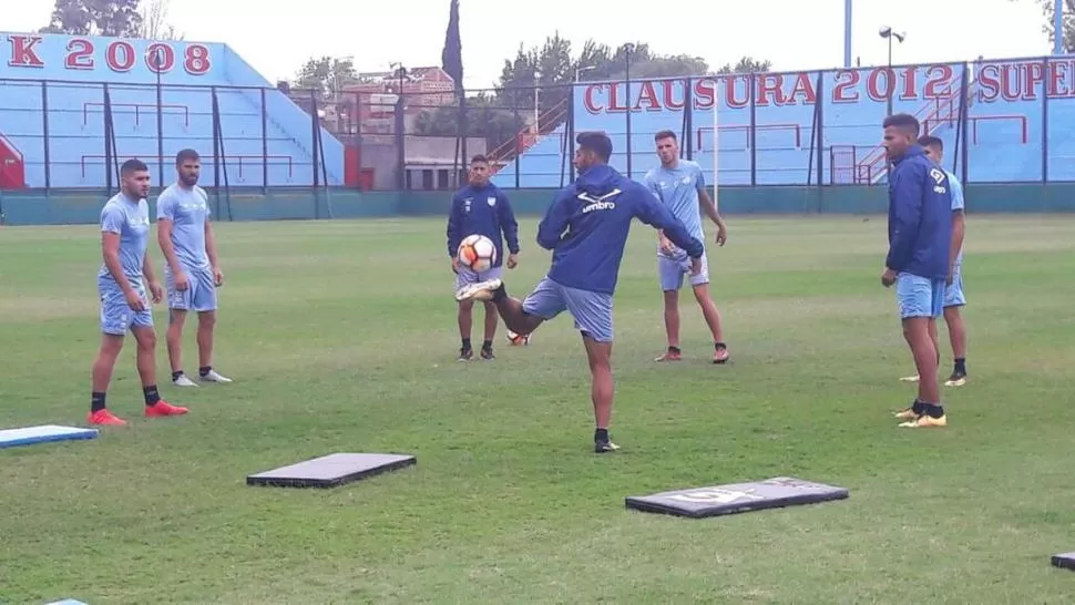 EN MOVIMIENTO. Todo el plantel de Atlético, sin excepciones, trabajó ayer por la mañana en la cancha central de Arsenal. En el “Decano” ya piensan en Peñarol y en dar el gran golpe el miércoles, en Montevideo. prensa atlético 