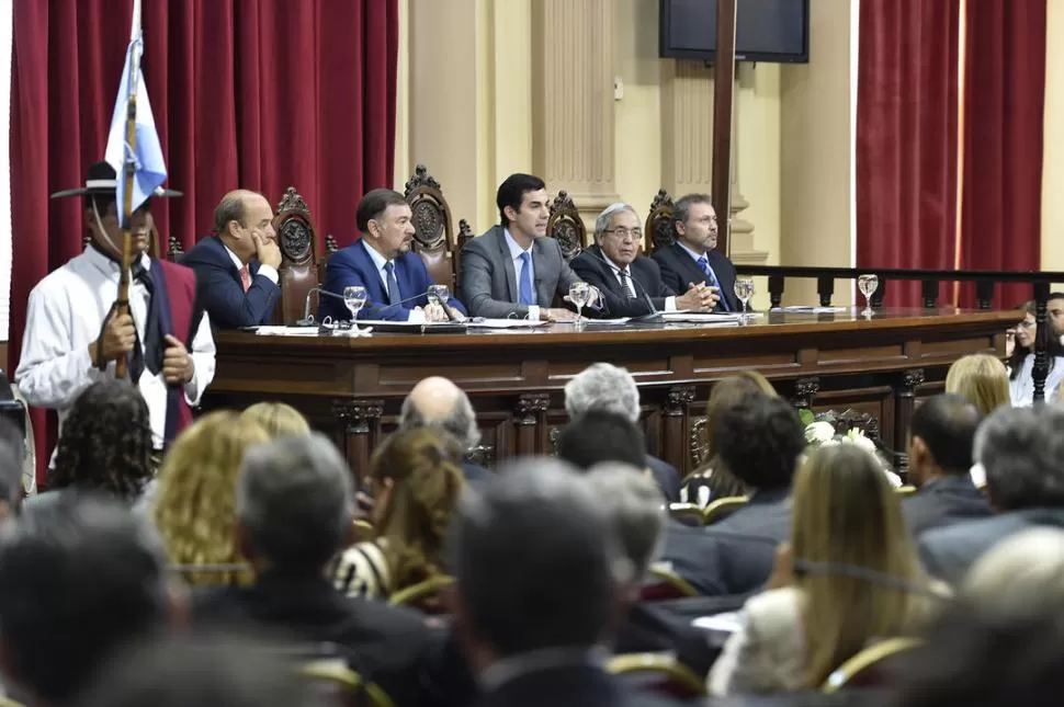 EN EL PODER LEGISLATIVO. Urtubey pronunció ayer un discurso conciliador. LA GACETA SALTA / FOTO DE MARCELO MILLER