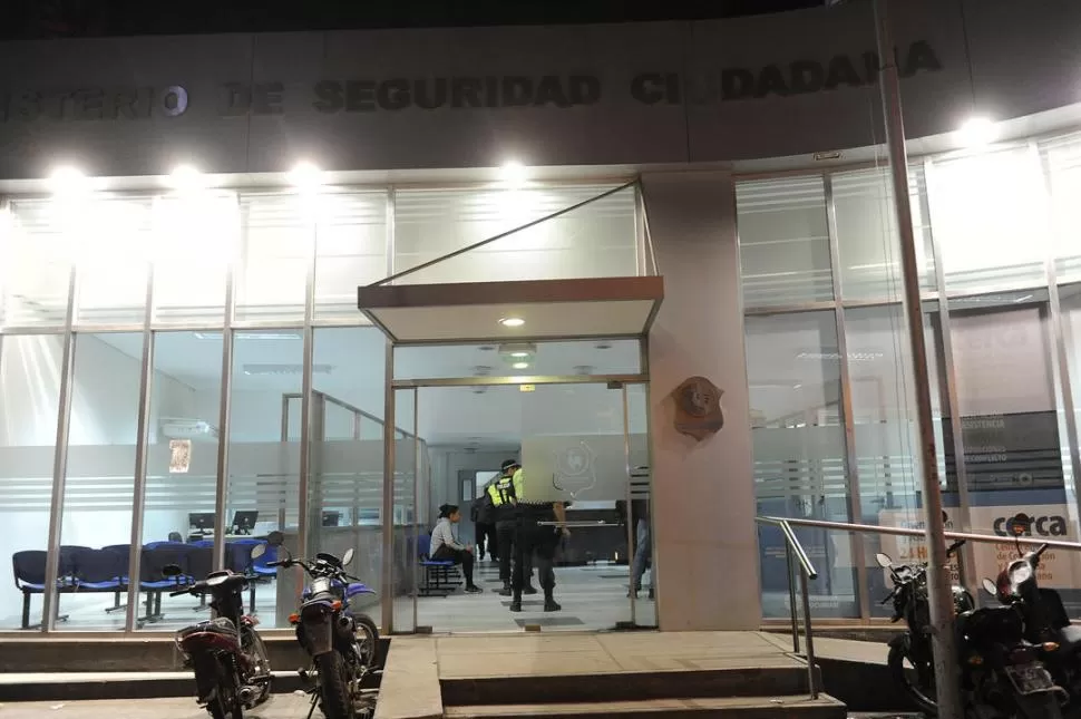 POR QUÉ LA LLEVARON A LA COMISARÍA. Un salteño dijo que le había pagado por sexo y que ella le robó. la gaceta / foto de hector peralta