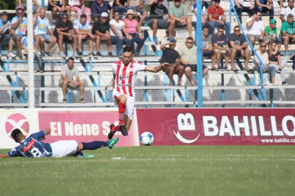 PERRO DE PRESA. Altuna volvió a ser clave en la contención. Tras la roja a Acevedo, se acomodó en el fondo y no dejó pasar una pelota, redondeando una gran tarea. prensa casm