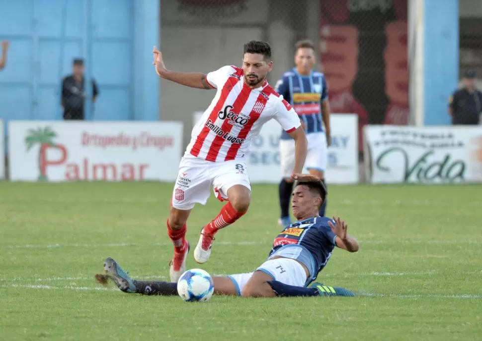 JUEGA Y HACE JUGAR. Galeano volvió a ser importante para San Martín. El volante se desdobló entre la marca y la creación. Además, generó la jugada que culminó con la definición de Bieler para sellar el 2-0. 