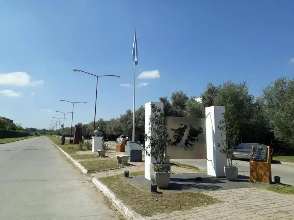 PARA LA POSTERIDAD. En avenida Perón al 1.600 se erigió el Boulevard Héroes Tucumanos de Malvinas.  