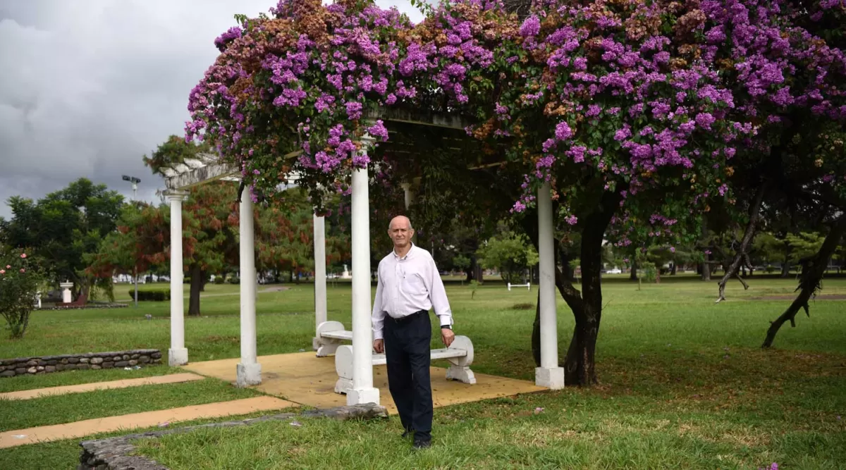 SU SEGUNDA CASA. Santiago Suárez recorre el parque cada dos semanas; lo extraña porque trabajó allí durante más de tres décadas como guardián. LA GACETA / fotos de Ines Quinteros Orio