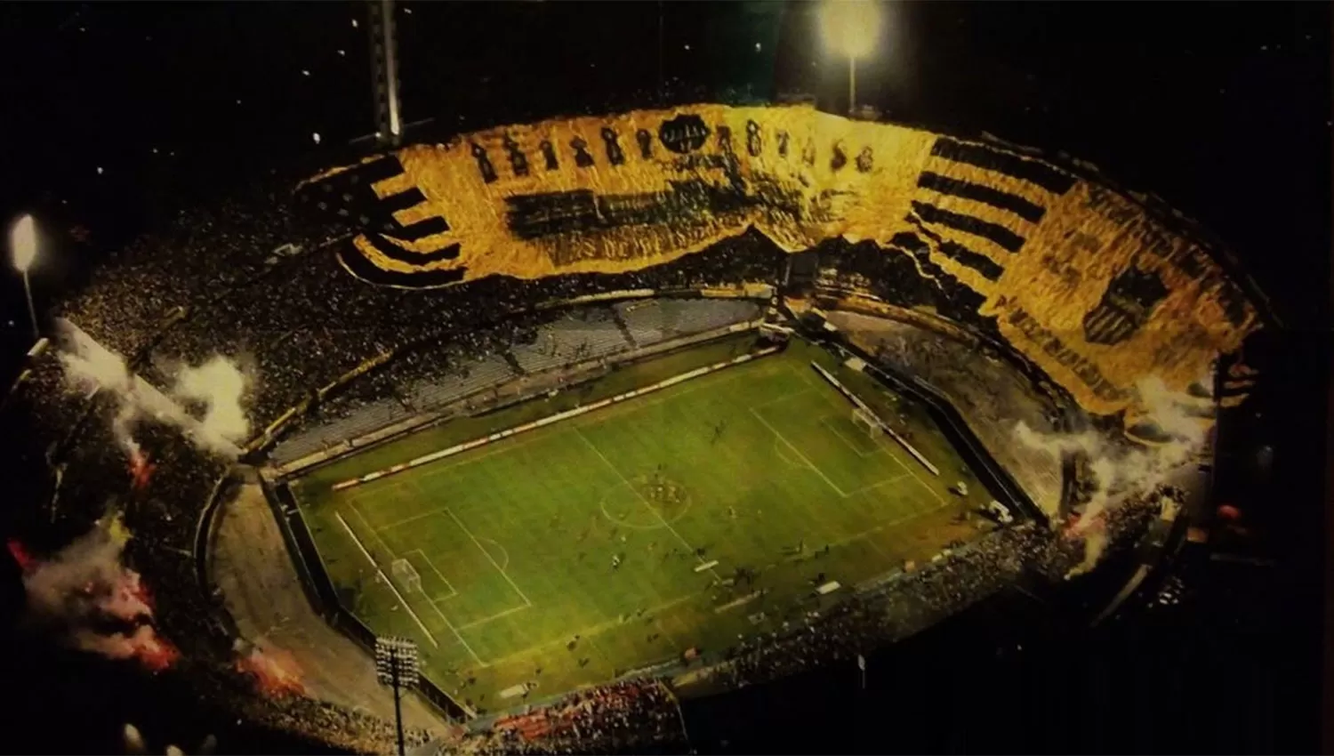 El día que los hinchas del Carbonero mostraron la bandera gigante. FOTO TOMADA DE WWW.PEÑAROL.ORG