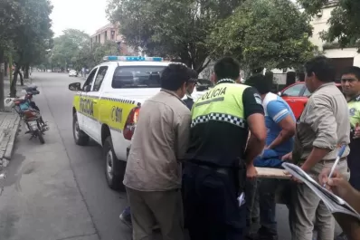 La policía auxilió a un hombre de 63 años que se cayó de un primer piso en una obra