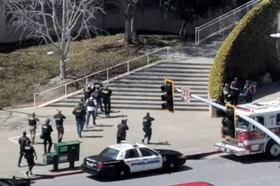 Una mujer abrió fuego en la central de Youtube y hay al menos tres heridos