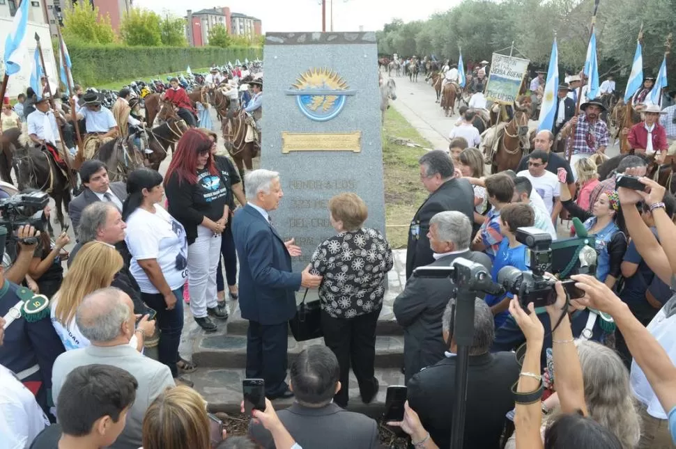 EMOCIÓN. Pedro Galasi -segundo comandante del Belgrano durante la guerra- y la madre de Miguel Juárez, tucumano caído en alta mar, se aprestan a inaugurar el monumento, rodeados por familiares de los héroes y ex combatientes. la gaceta / fotos de franco vera