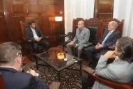 La FET objeta el pago obligatorio con tarjeta: implementan medidas a 1.200 kilómetros, sin conocer la realidad