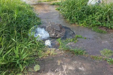 Se formó un pozo surgente en plena vía pública