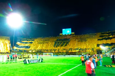 Impresionante: la bandera que los hinchas de Peñarol desplegaron ante Atlético