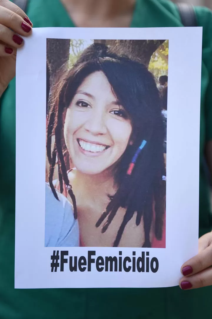 RECLAMO. Compañeros de Ana exhibieron pancartas ayer. 