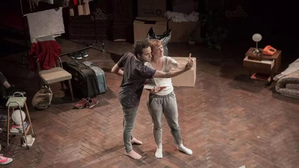 UN NUEVO COMIENZO. Julieta Koop y Sebastián Villacorta son dirigidos por Maia Tarcic en su obra “Bitácora”. 