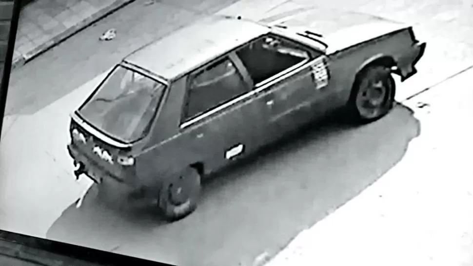 PRUEBA. El Renault 11 que estuvo involucrado en el accidente.  