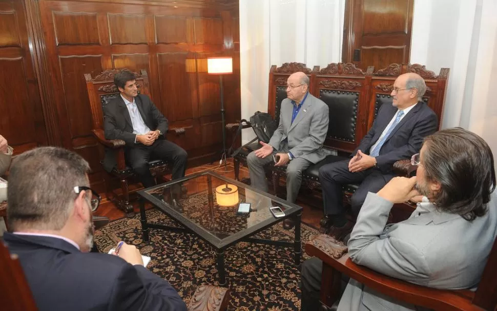 EN EL DIARIO. Gregorio Werchow, secretario general de la FET, y Héctor Viñuales Santafé, presidente de la entidad empresaria -al centro-, dialogan con José Pochat, gerente general de LA GACETA, sobre los festejos por el 65° aniversario de la institución. la gaceta / foto de antonio ferroni 