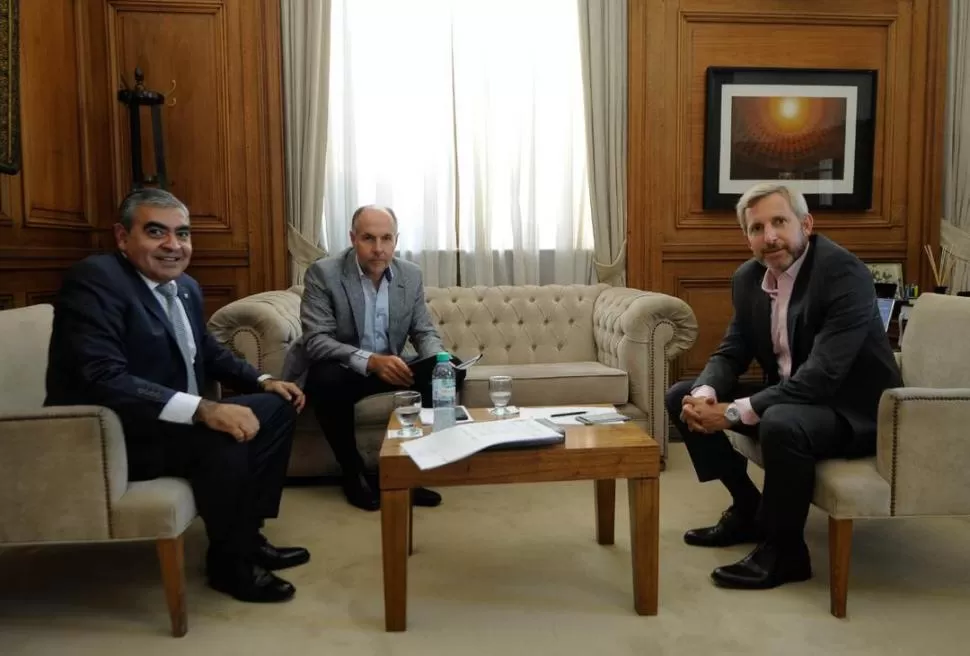 ES OFICIAL. Alfaro, Viña y Frigerio, en la reunión de ayer en Casa Rosada.  
