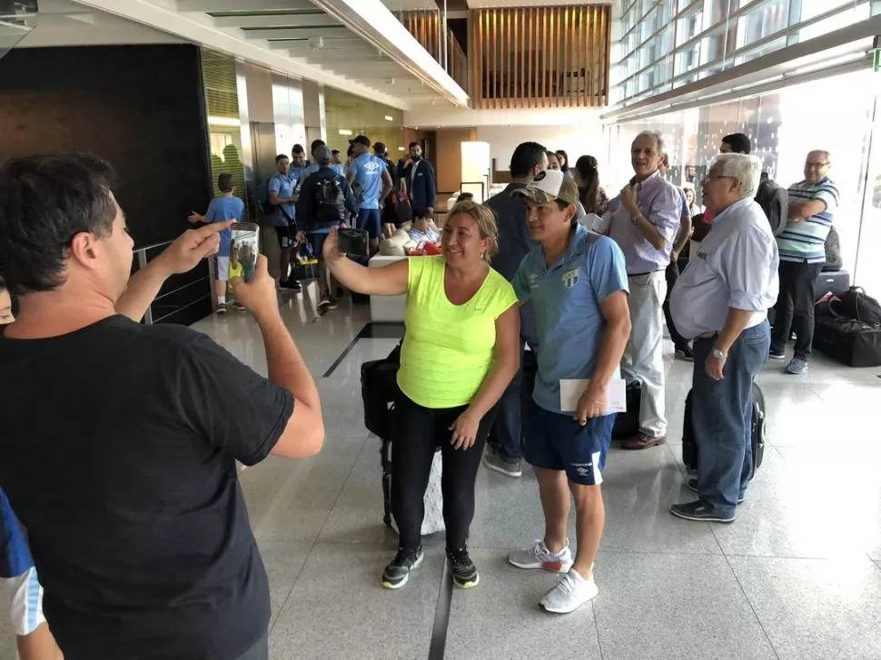 ATRACCIÓN. “Pulguita” es buscado para las fotos. En Montevideo cumplió con todos.  la gaceta / foto de nicolás iriarte (enviado especial)