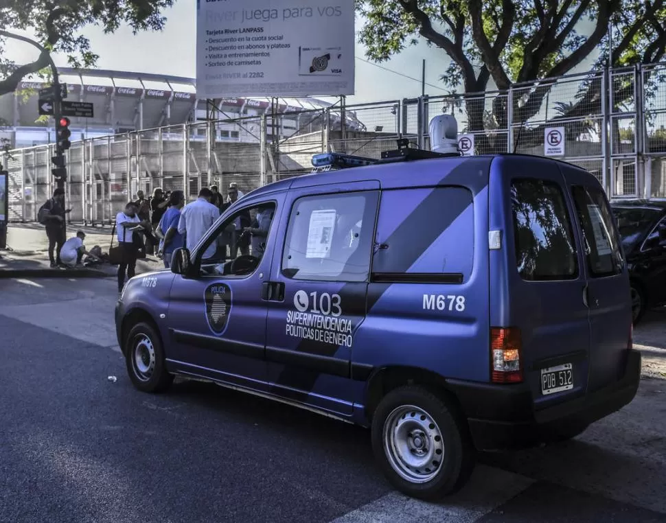 TRABAJO. La policía allanó la sede de River en busca de documentación. telam