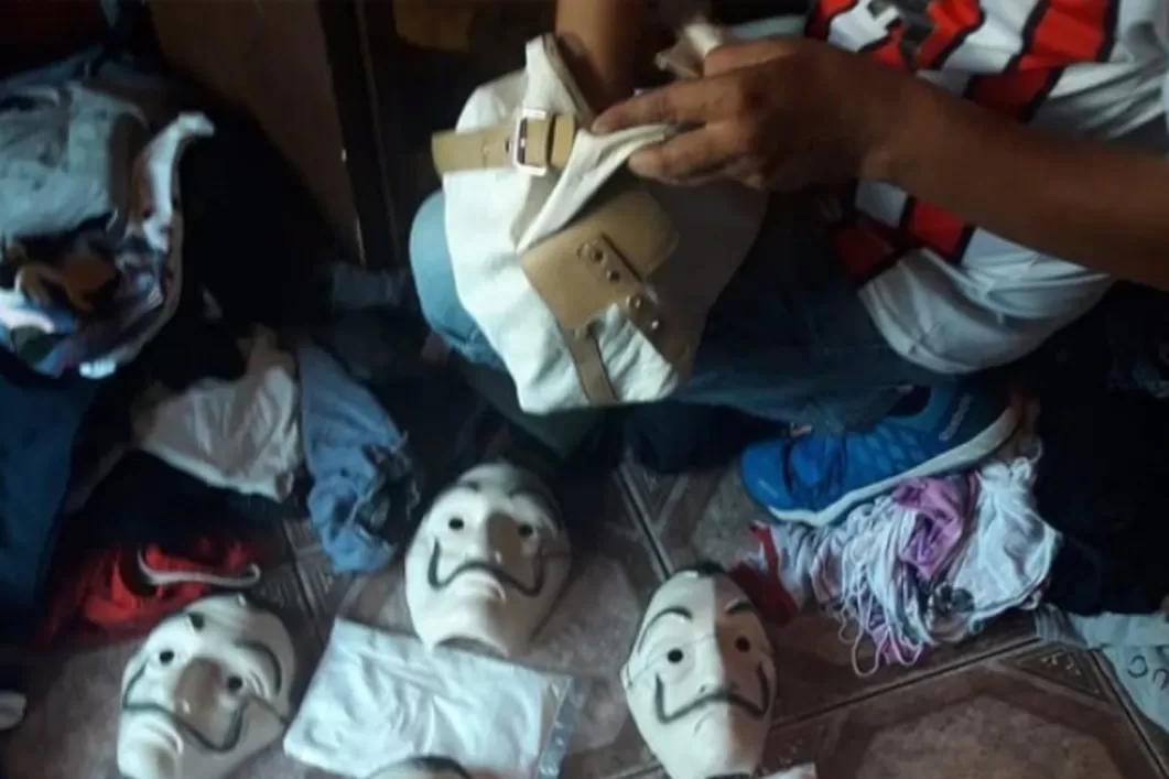 IMITACIÓN. Las caretas con las que iban a dar el golpe alos narcotraficantes.FOTO TOMADA DE INFOBAE.