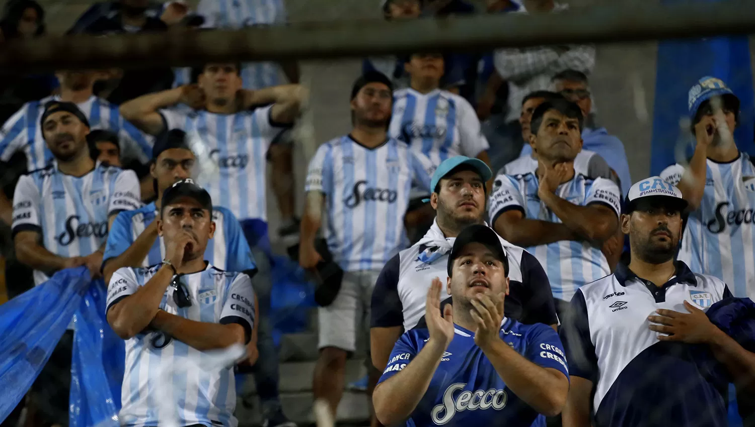 Los hinchas del equipo tucumano dijeron presente en Montevideo. FOTO DE MARÍA SILVIA GRANARA (ESPECIAL PARA LA GACETA)