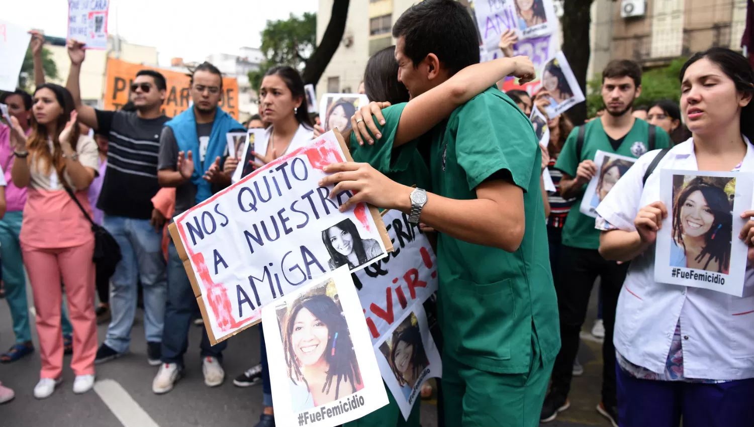 NOS QUITÓ A NUESTRA AMIGA. Los compañeros de Ana realizaron varias marchas pidiendo justicia. LA GACETA / ANALÍA JARAMILLO