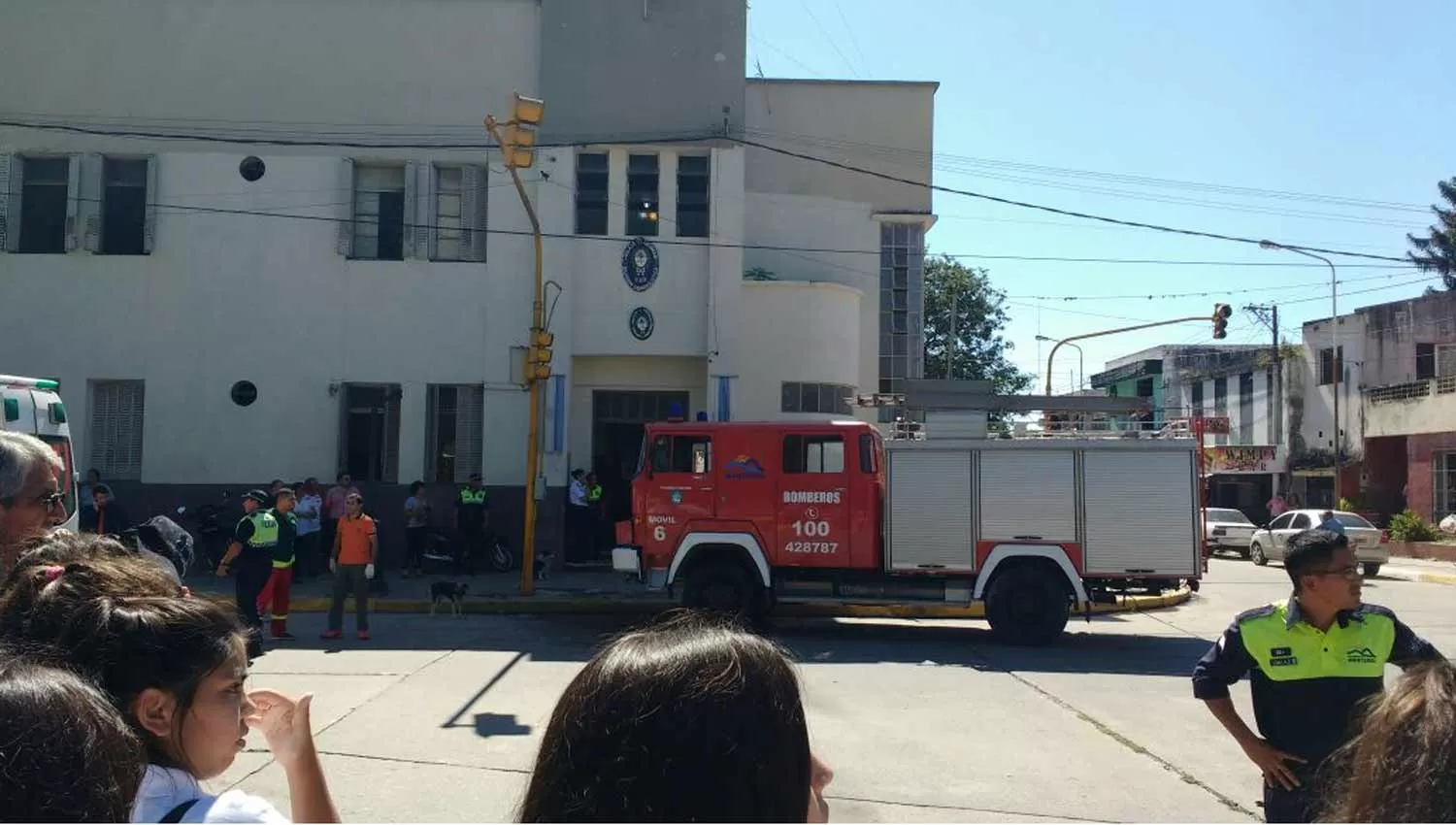 TENSIÓN. El humo saliendo por las ventanas de la dependencia policial y la movilización de bomberos causó revuelo en el centro de la ciudad. LA GACETA