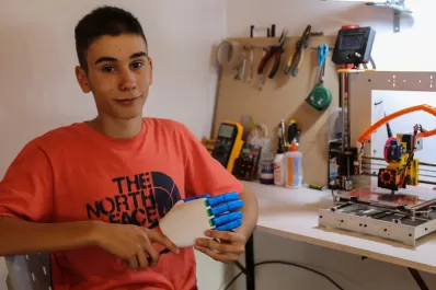 Con una impresora 3D desarrolla prótesis de manos y las ofrece gratis en Facebook
