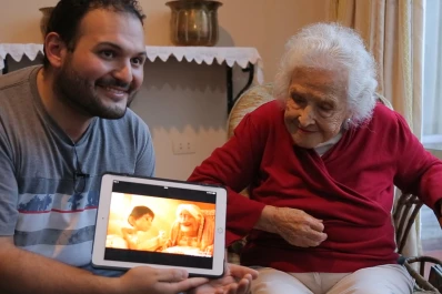 La emotiva historia de Andrés y su abuela Manu, los protagonistas de la versión tucumana de Coco