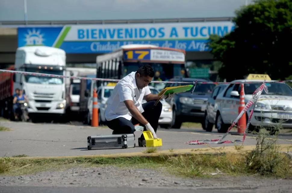 LUGAR DEL HECHO. Un integrante de la Policía Científica toma pruebas. la gaceta / foto de franco vera 