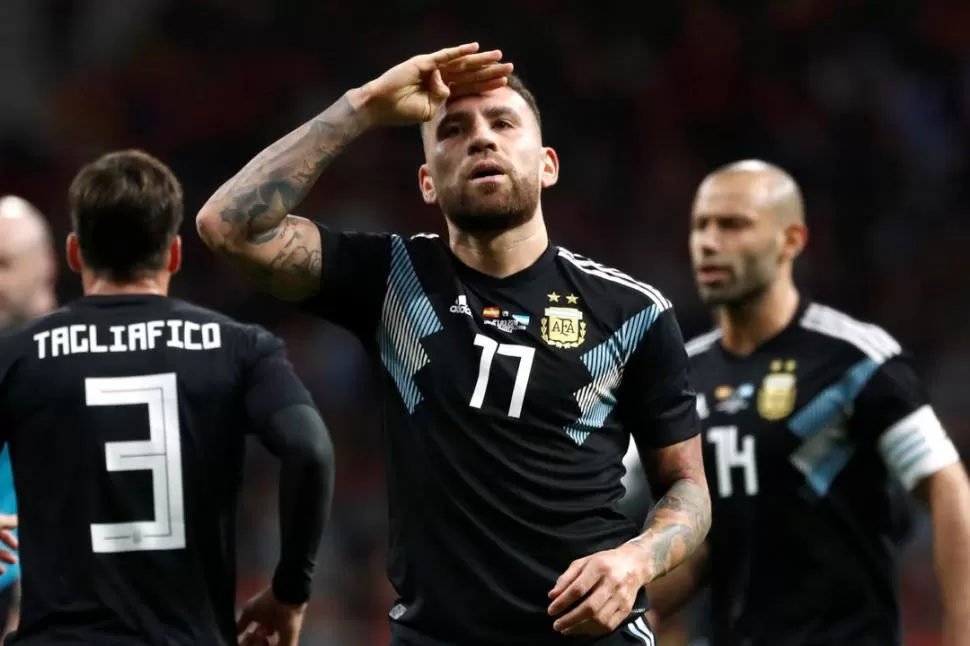 RUSIA, EN LA MIRA. Otamendi, Tagliafico y Mascherano lucieron la camiseta alternativa contra España. El negro reemplazará al tradicional azul. ¿Una cuestión de cábala? 