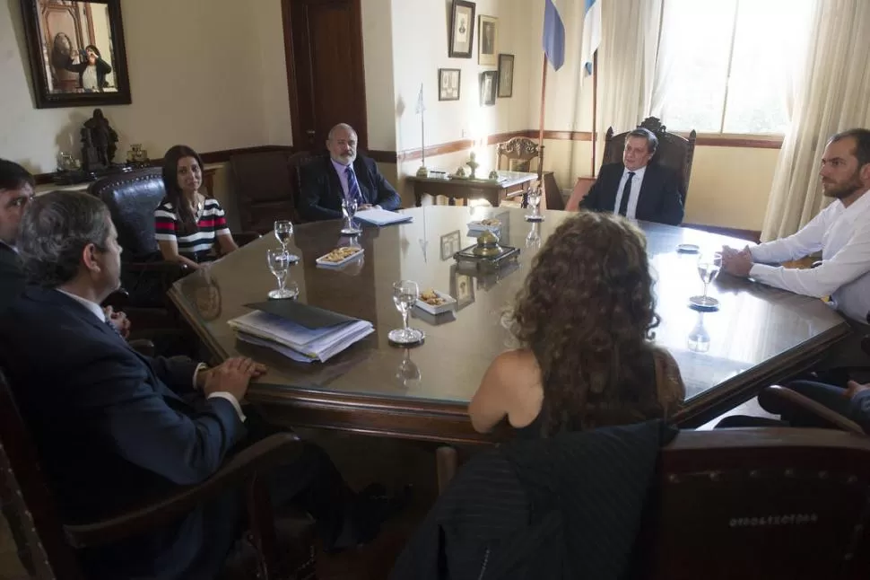 EN EL PALACIO DE JUSTICIA. Daniel Posse (cabecera), presidente de la Corte Suprema, dialogó ayer con los directivos del Colegio de Abogados de la Capital. la gaceta / FOTO DE JORGE OLMOS SGROSSO