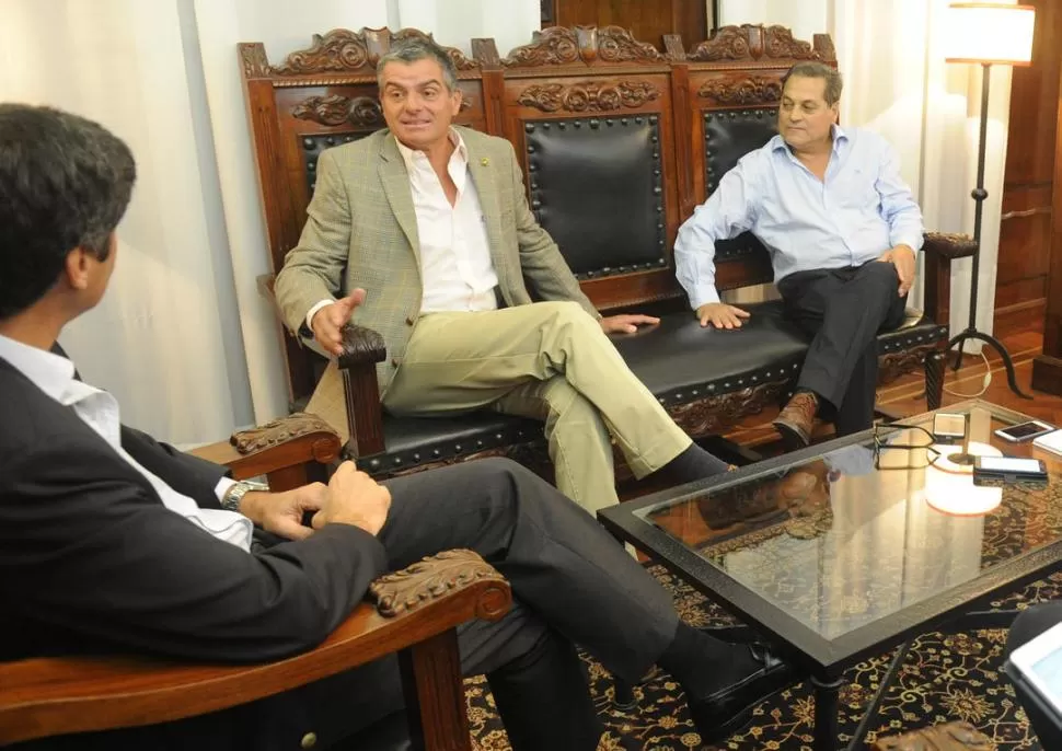 EN EL DIARIO. Sebastián Murga y Juan Paz Posse, presidente y vice de la Sociedad Rural, dialogan con el gerente general de LA GACETA, José Pochat. la gaceta / foto de hector peralta