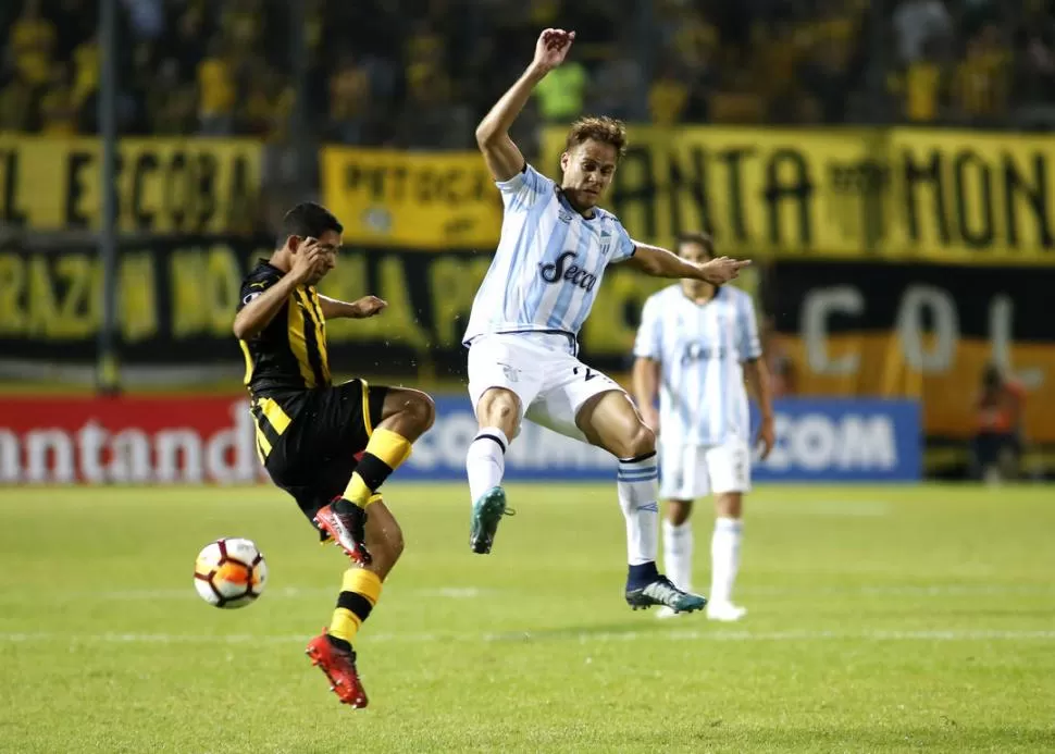 DISFRUTA EL PRESENTE. Leyes aportó marca y sacrificio ante Peñarol. Atlético cerró una serie con rivales poderosos. FOTO DE MARIA SILVIA GRANARA - ESPECIAL PARA LA GACETA 