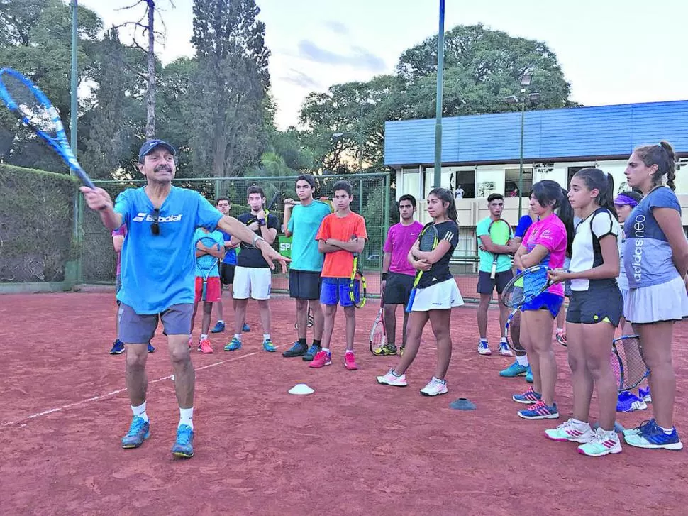 EN LAWN TENNIS. Los jóvenes tucumanos escuchan atentamente las indicaciones del “profe” durante la clínica. gentileza gustavo koch