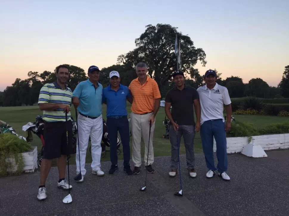VICTORIOSOS. El equipo ganador del Pro Am disputado en Jockey Club, acompañados por Andrés Romero y César Costilla. prensa jockey club 