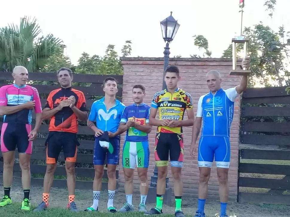 FELICIDAD. Carlos Castillo logró un gran triunfo en la prueba de ruta.  