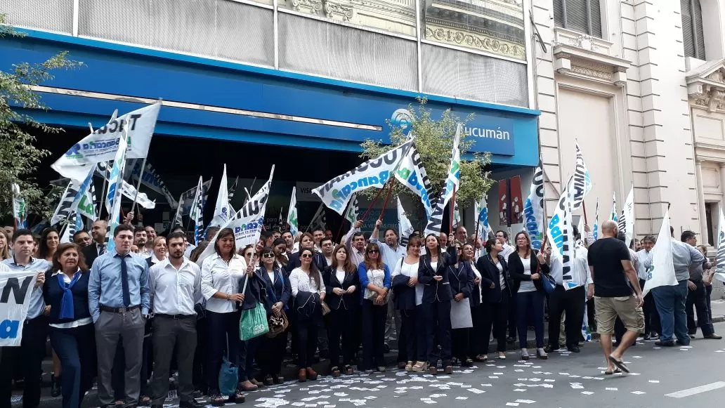 MANIFESTACIÓN. Los asociados a la Bancaria se movilizan por la city tucumana. LA GACETA / FOTO DE ANALÍA JARAMILLO VÍA MÓVIL