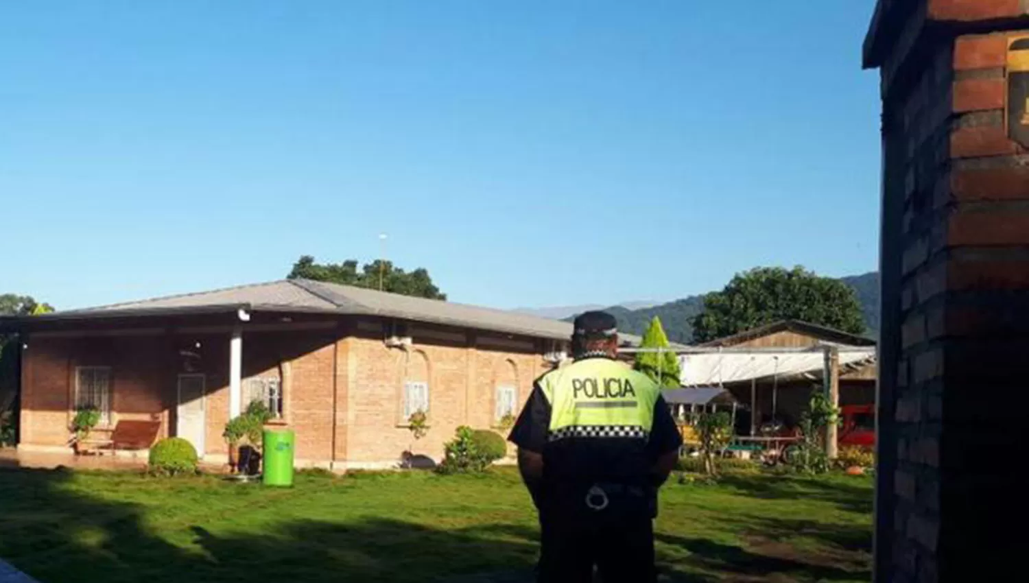 La casa donde se produjo el sangriento tiroteo que terminó con la muerte de la mujer.