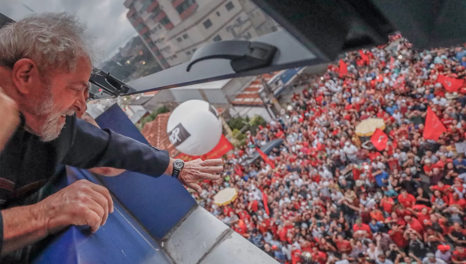 LA FOTO QUE ACOMPAÑA AL MENSAJE. Lula en la sede del sindicato de Metalúrgicos ABC, donde se resguarda. FOTO TOMADA DE TWITTER.