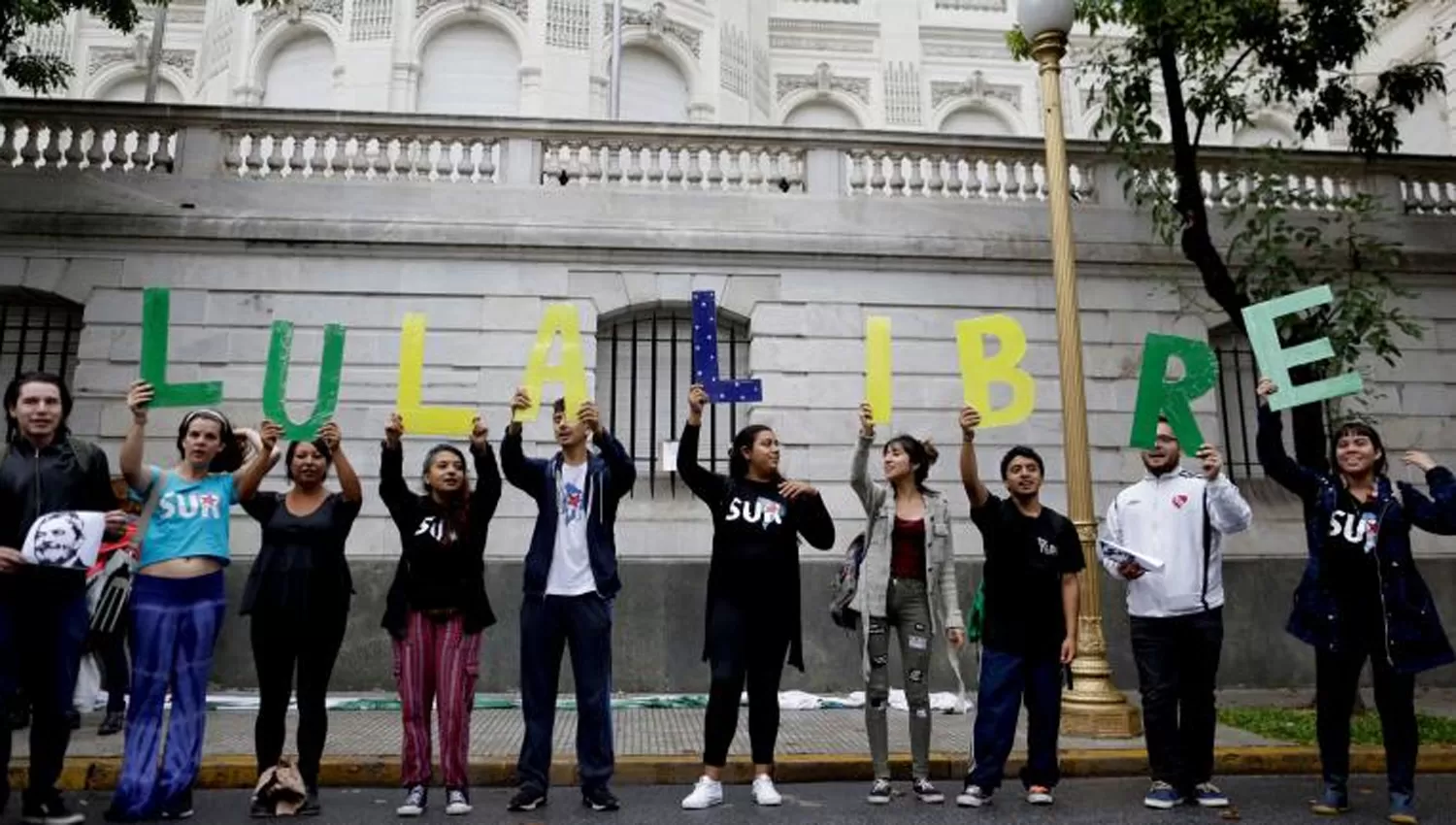 TENSIÓN EN BRASIL. Apoyo a Lula da Silva desde Buenos Aires. FOTO TOMADA DE THEWORLDNEWS.NET