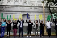 Miles de personas apoyan a Lula frente a la embajada de Brasil en Buenos Aires